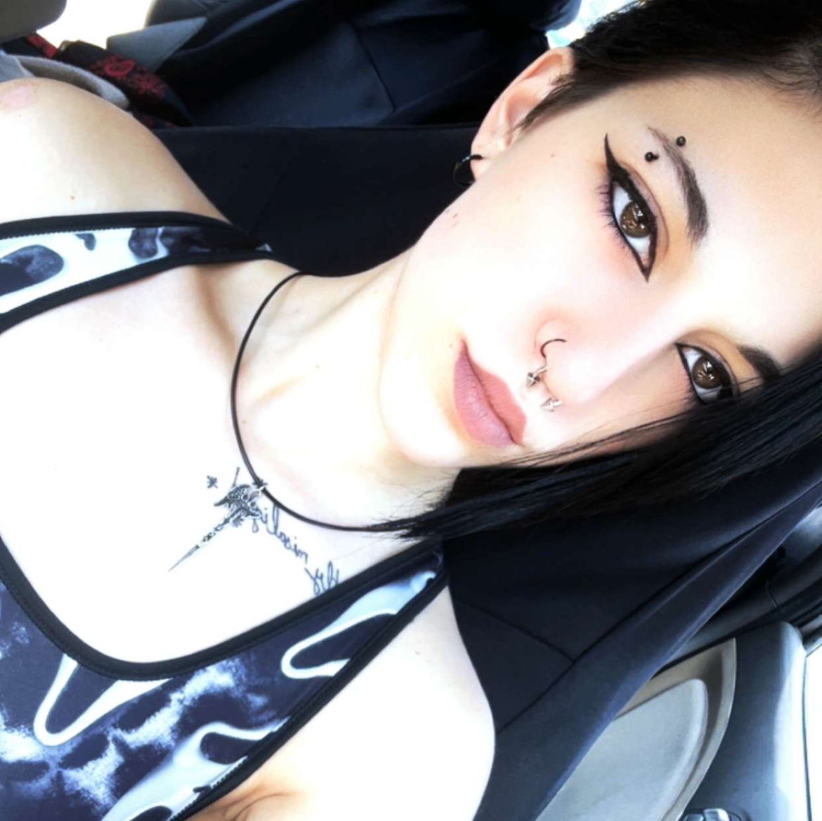 Profile of Bella 🖤✝️