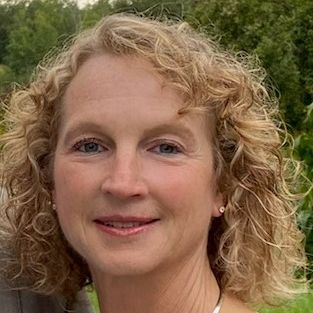 Profile of Lesley Macomber